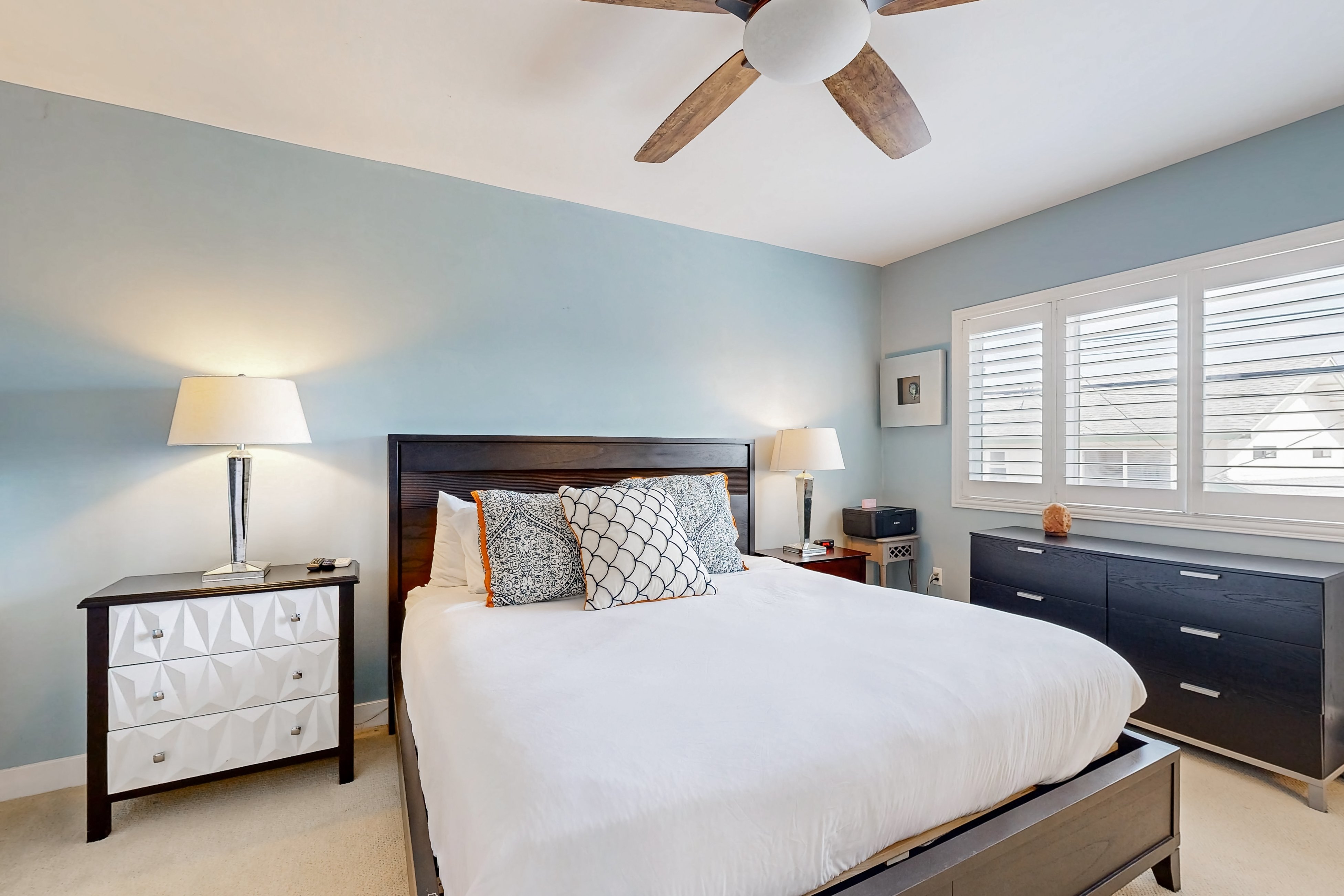 Ingraham Delight Chic Pacific Beach townhome with rooftop deck & central AC - walk to the beach