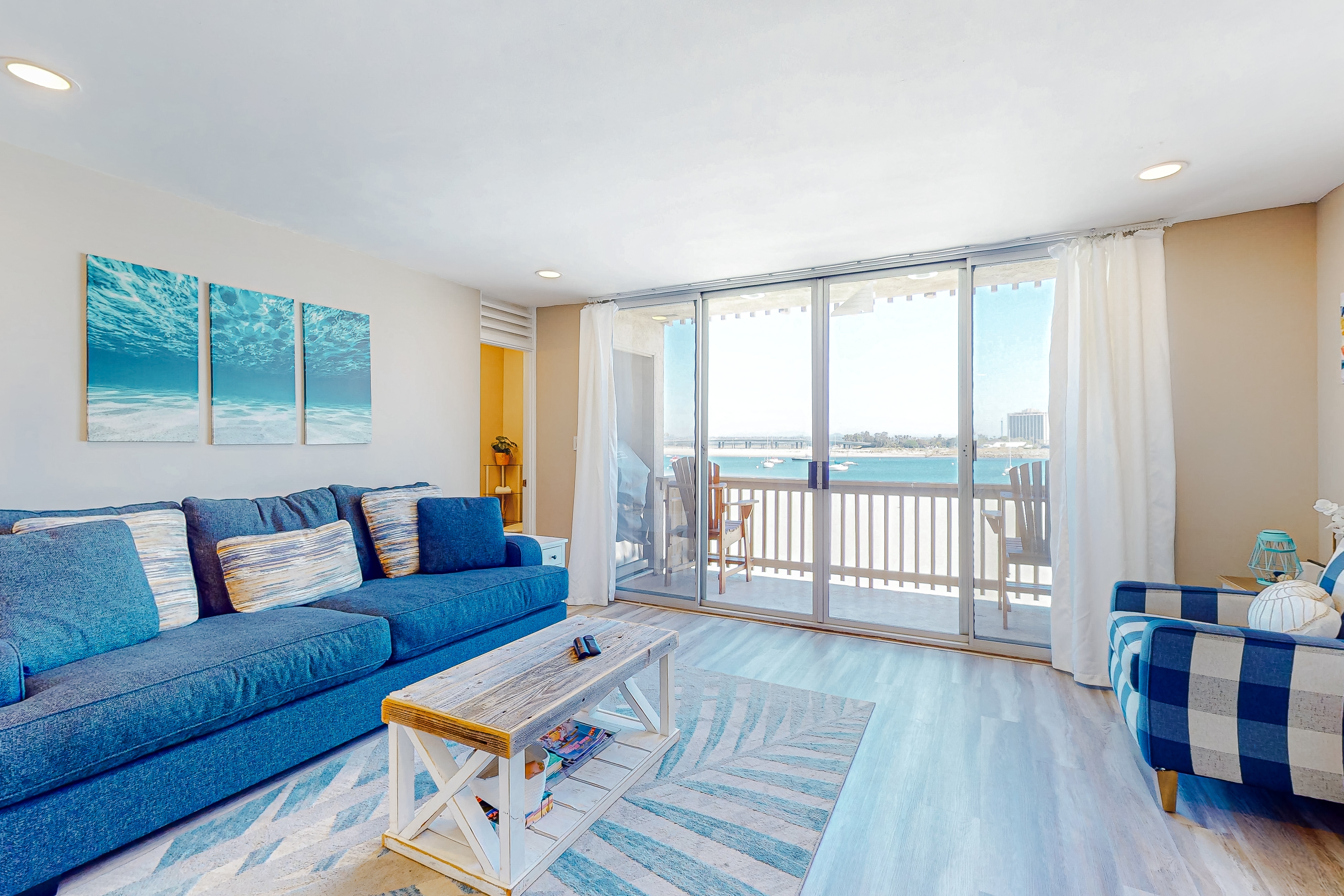 Bayside Retreat Bayfront with views from bed & 2 balconies - walk to beach & Belmont Park