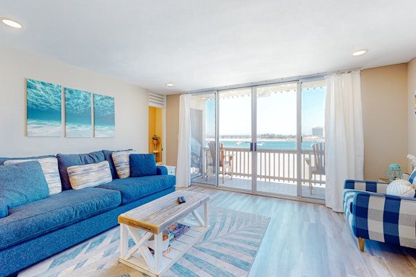 Bayside Retreat Bayfront with views from bed & 2 balconies - walk to beach & Belmont Park