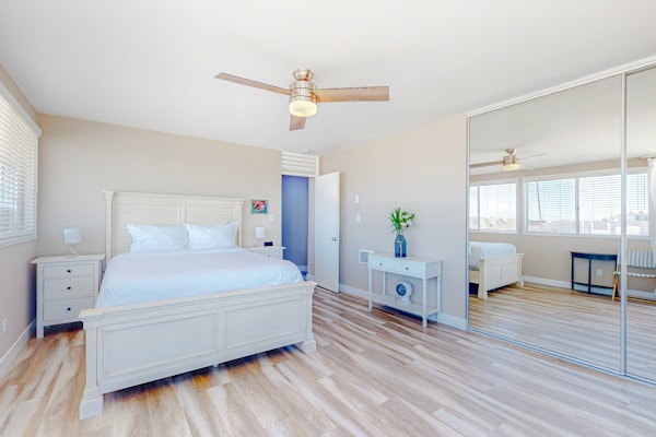 Bayside Retreat Bayfront with views from bed & 2 balconies - walk to beach & Belmont Park