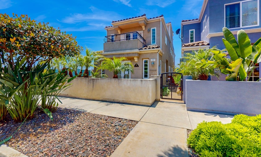 Westwood House ocean-view on the coast with rooftop balcony & fireplace