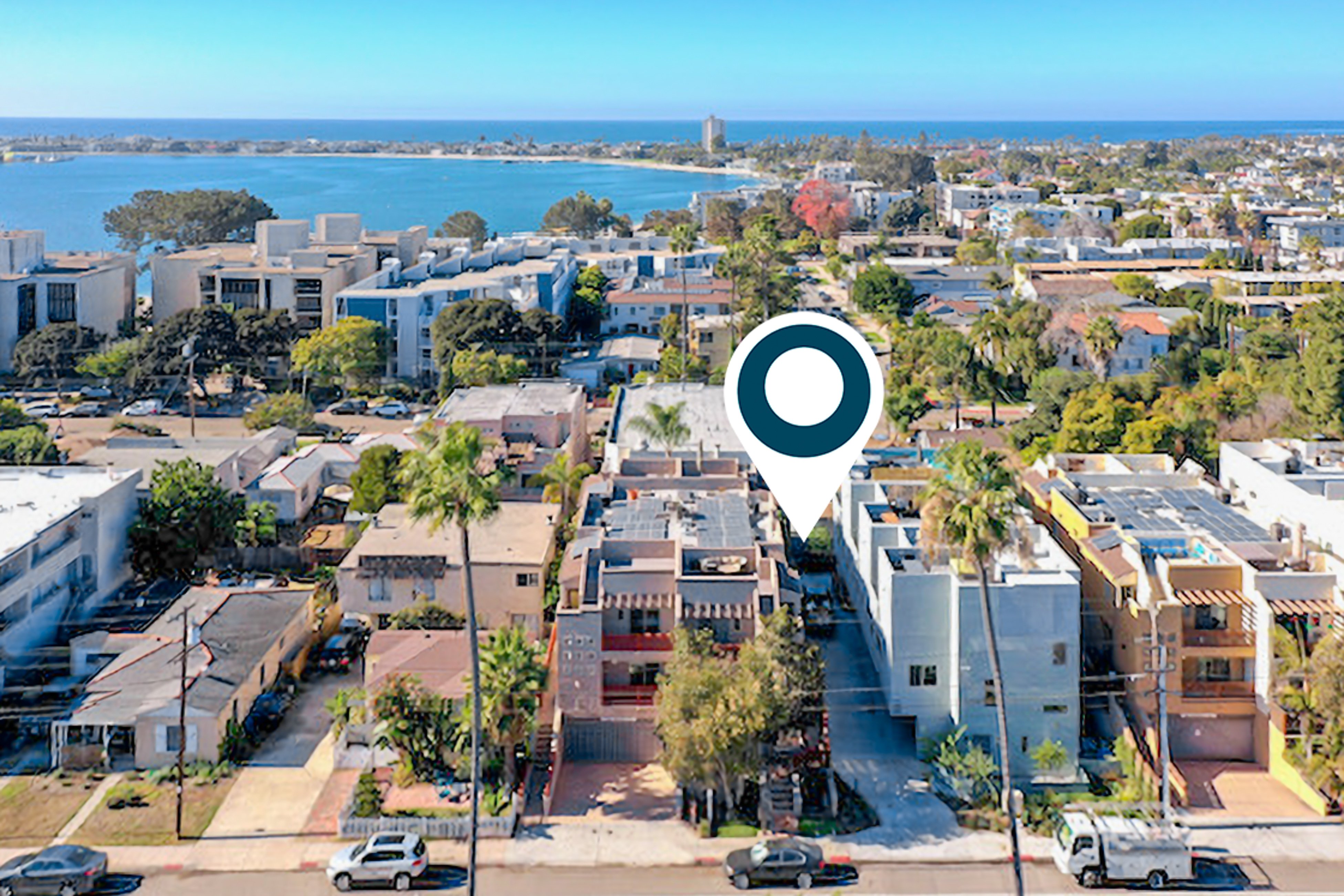 Crown Point Views Beautiful Home, Bay + Beach Views, Rooftop Deck & Firepit