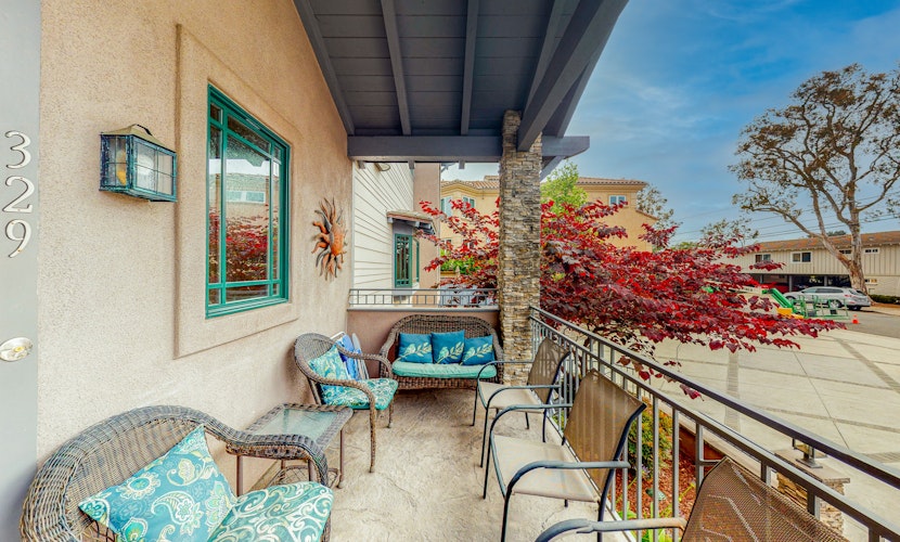 329 Oak Ave Gorgeous condo blocks from the beach with fireplace, balcony, central AC, & W/D