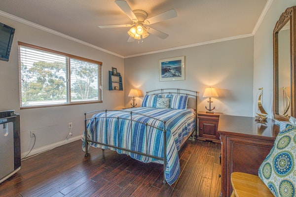 Heart of the Village Cozy, private condo right in the village - just steps from the beach