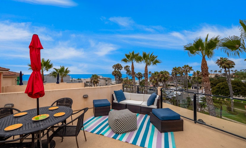 Buccaneer Beach Lookout, ocean-view rooftop deck - steps to beach, 30-Night Minimum