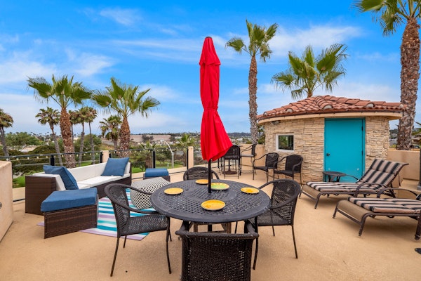 Buccaneer Beach Lookout, ocean-view rooftop deck - steps to beach, 30-Night Minimum