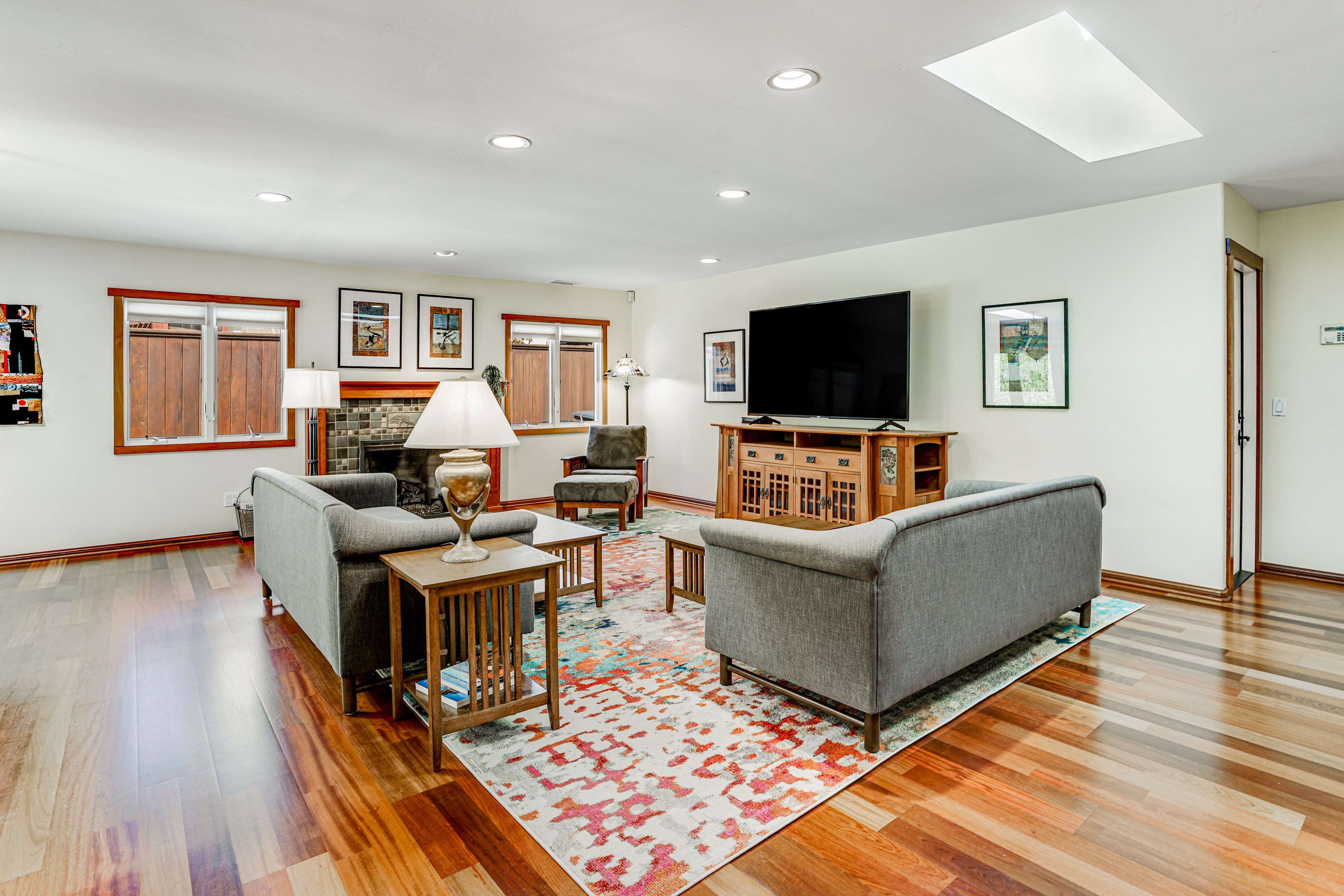 Hillcraft House Fantastic coastal home near beach w/electric car charging station & gas grill