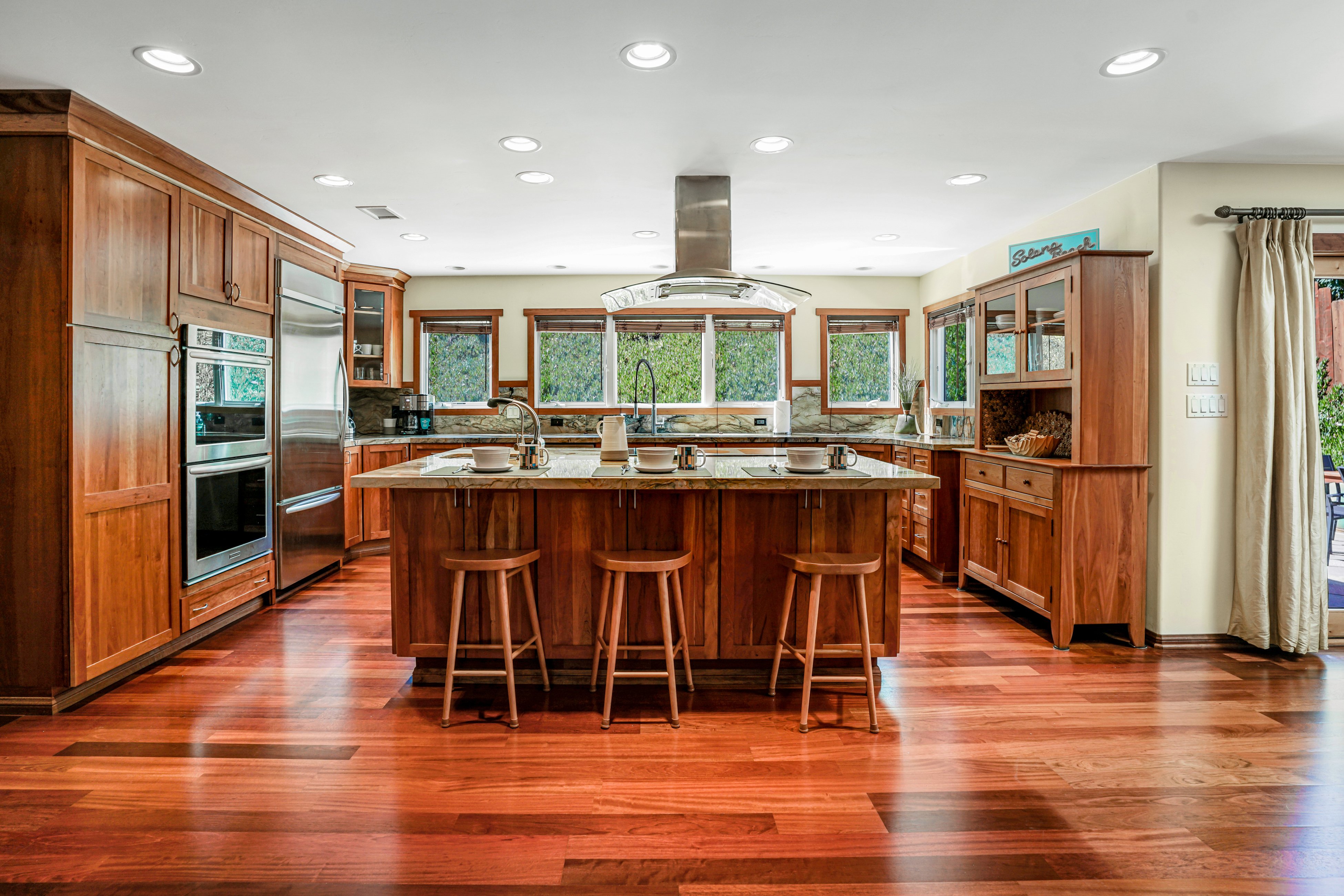 Hillcraft House Fantastic coastal home near beach w/electric car charging station & gas grill