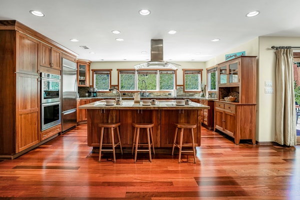 Hillcraft House Fantastic coastal home near beach w/electric car charging station & gas grill