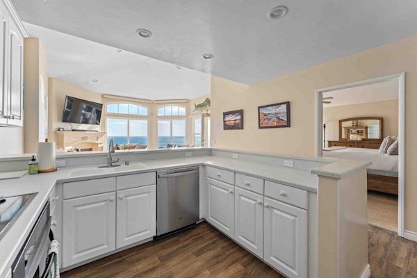 Ocean Front Escape - Condo in San Diego Breathtaking Ocean Views & Modern Comforts.