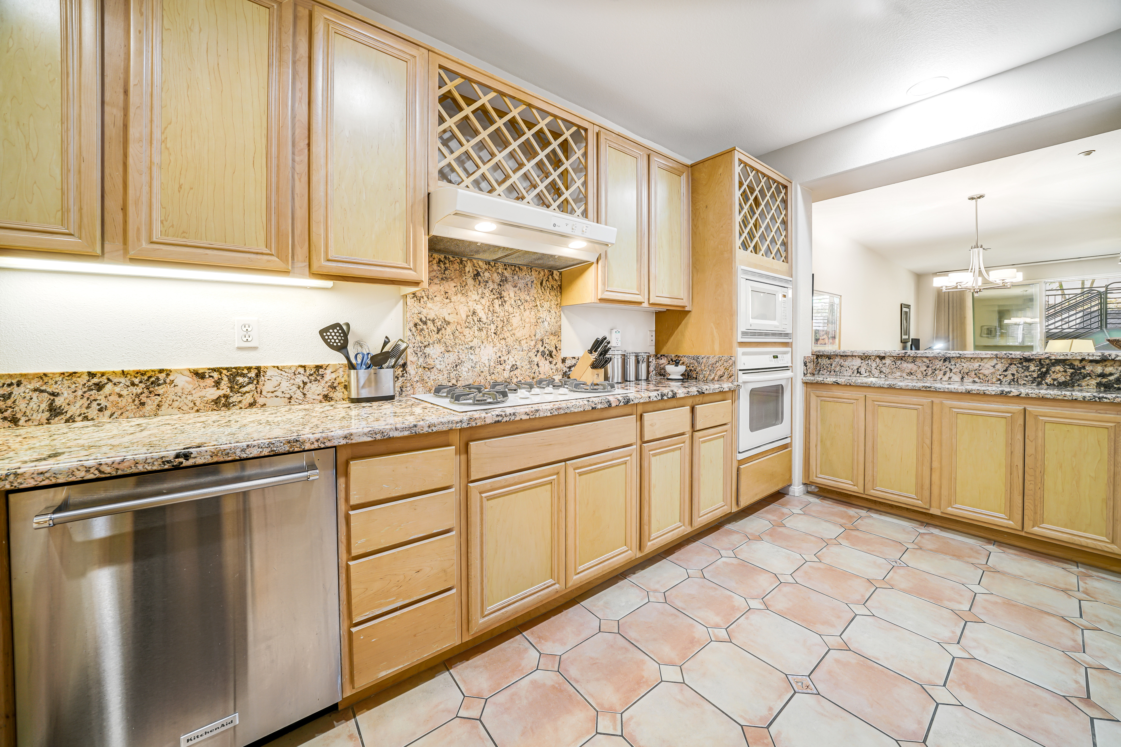 Ocean Pointe Getaway Coastal condo with ocean-view - walk to beach - 30-Night Minimum