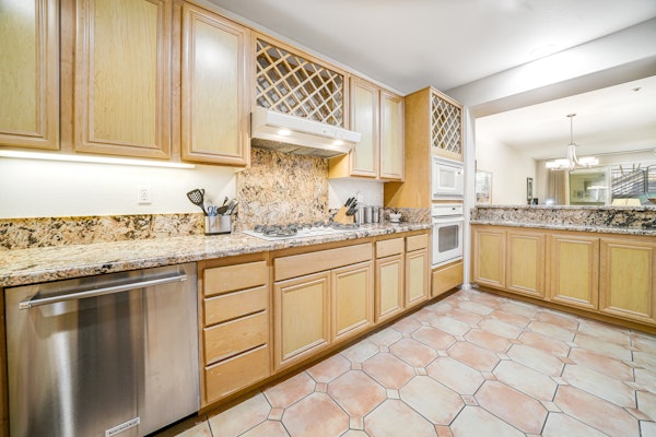 Ocean Pointe Getaway Coastal condo with ocean-view - walk to beach - 30-Night Minimum