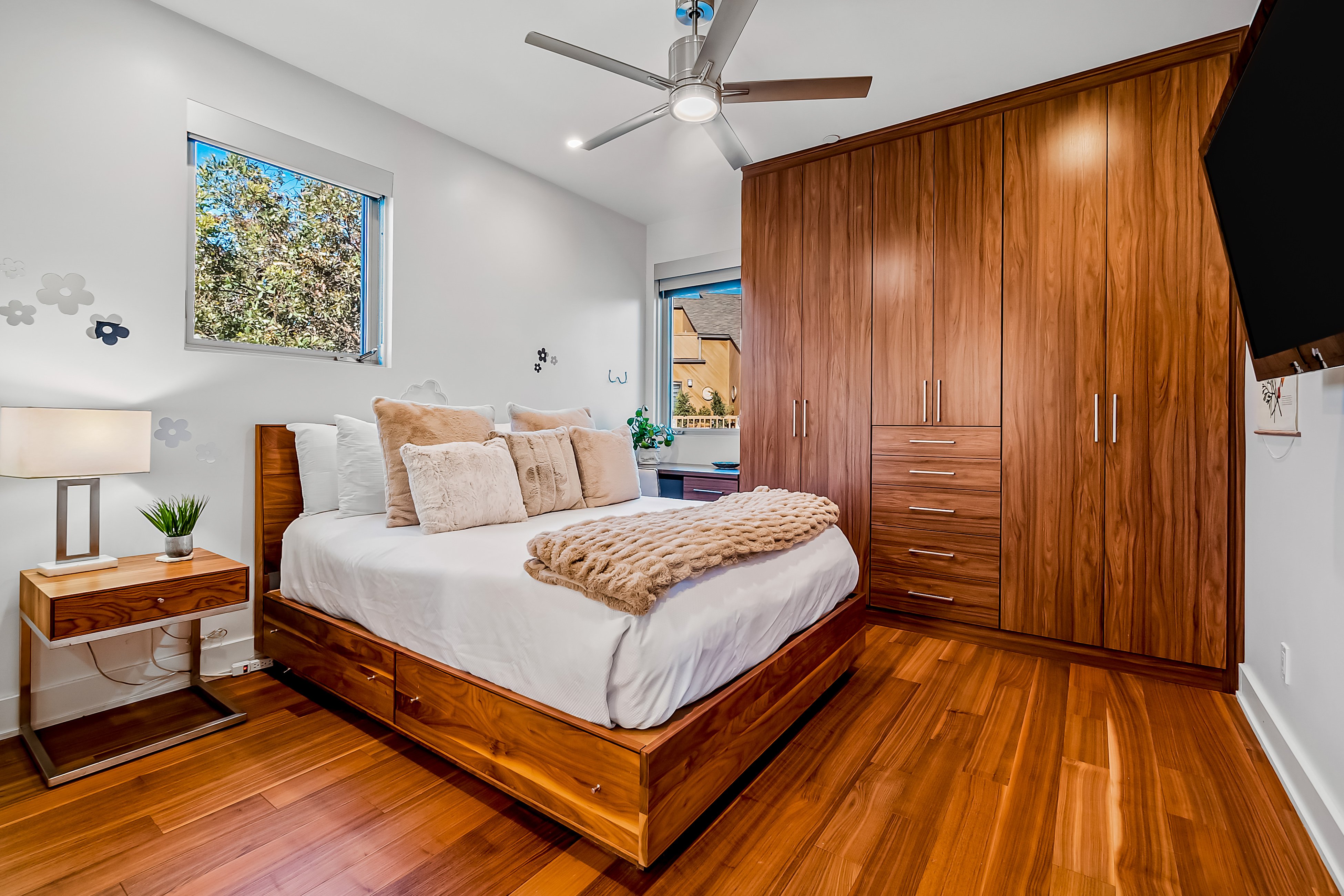 Del Mar Dreams Luxe home with peek-a-boo ocean view, private pool, & roof deck