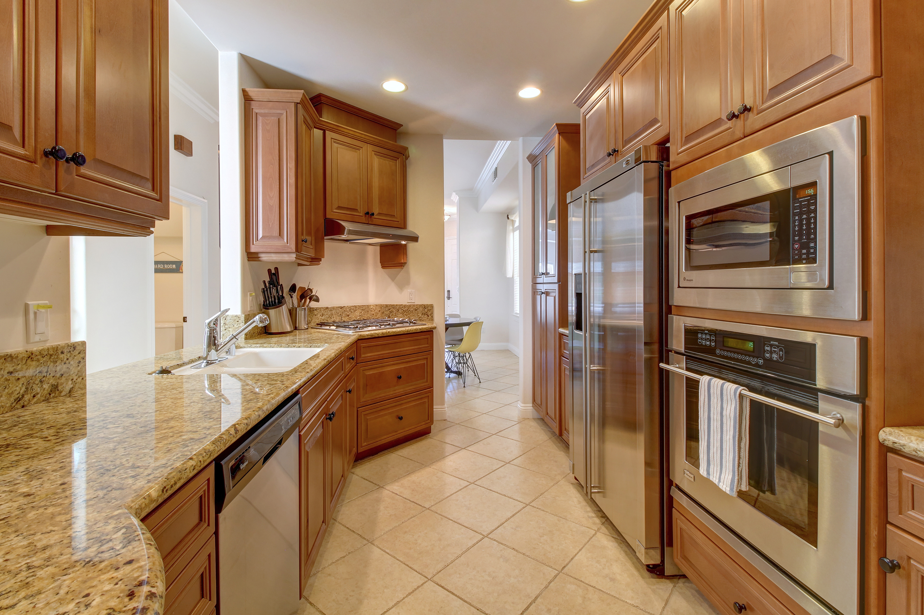 Oceanside Sunset Shores Updated home with balconies & rooftop deck - 2 blocks to beach