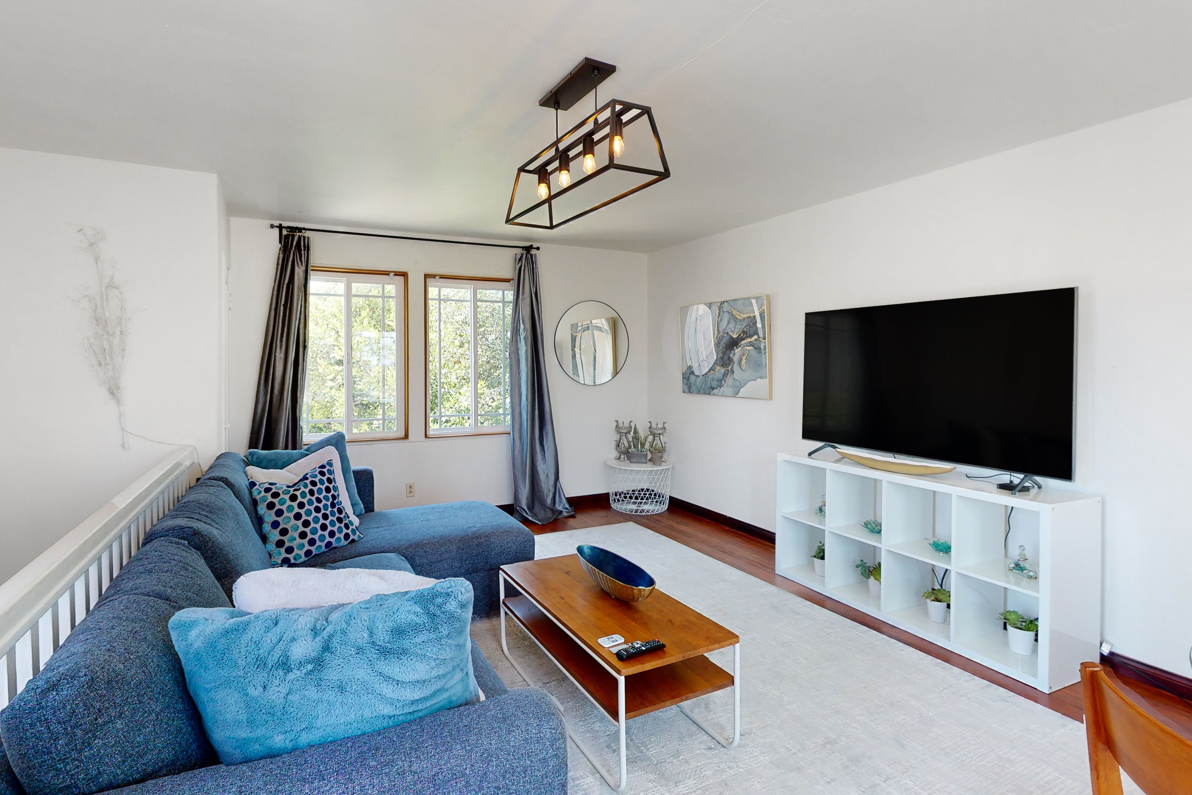 Bishops Brilliance Walk to La Jolla Village and ocean from this charming cottage