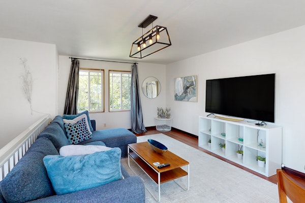 Bishops Brilliance Walk to La Jolla Village and ocean from this charming cottage