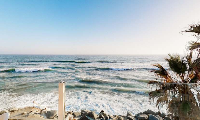 Pacific Overlook - Unit A: Serene beachfront retreat with amazing views, furnished deck, & AC