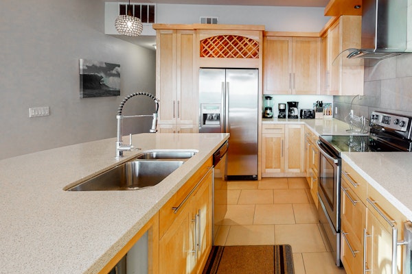 Pacific Overlook - Unit A: Serene beachfront retreat with amazing views, furnished deck, & AC