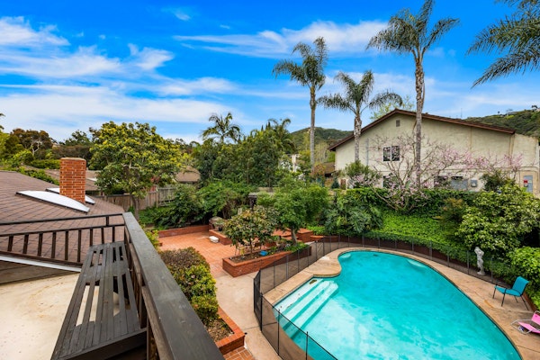 Sunny Dream Home away from home - With Private Pool & Close to the beach