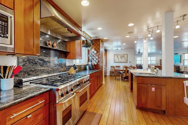 Coastal 3 BD Wonderful Beachside House w/Private Hot Tub, Ocean View, Washer/Dryer, WiFi, Firepit