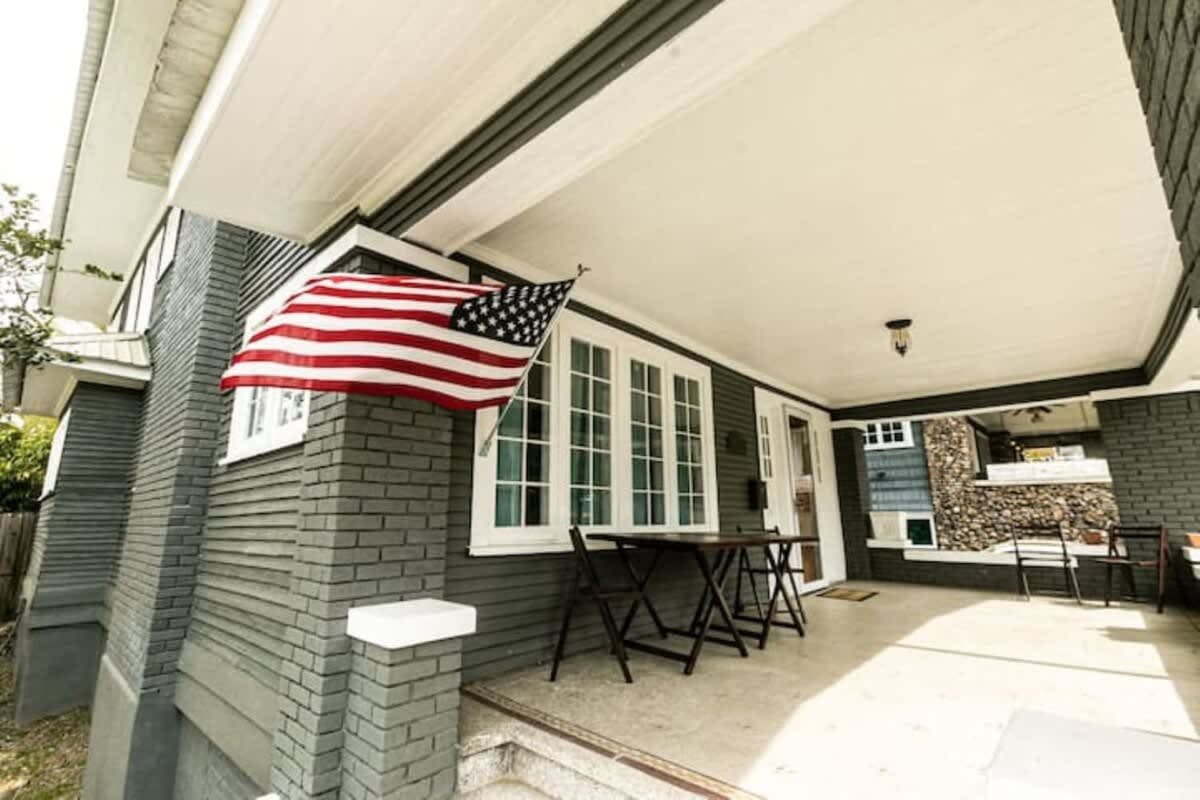 29th Street Trendy Lakeview Craftsman 8