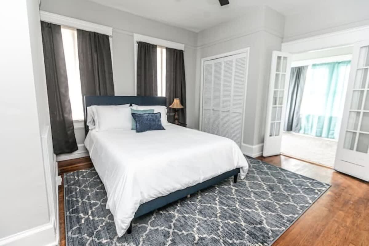 29th Street Trendy Lakeview Craftsman 8