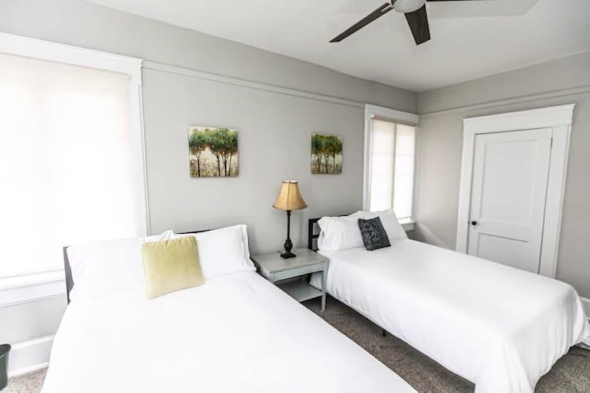 29th Street Trendy Lakeview Craftsman 8