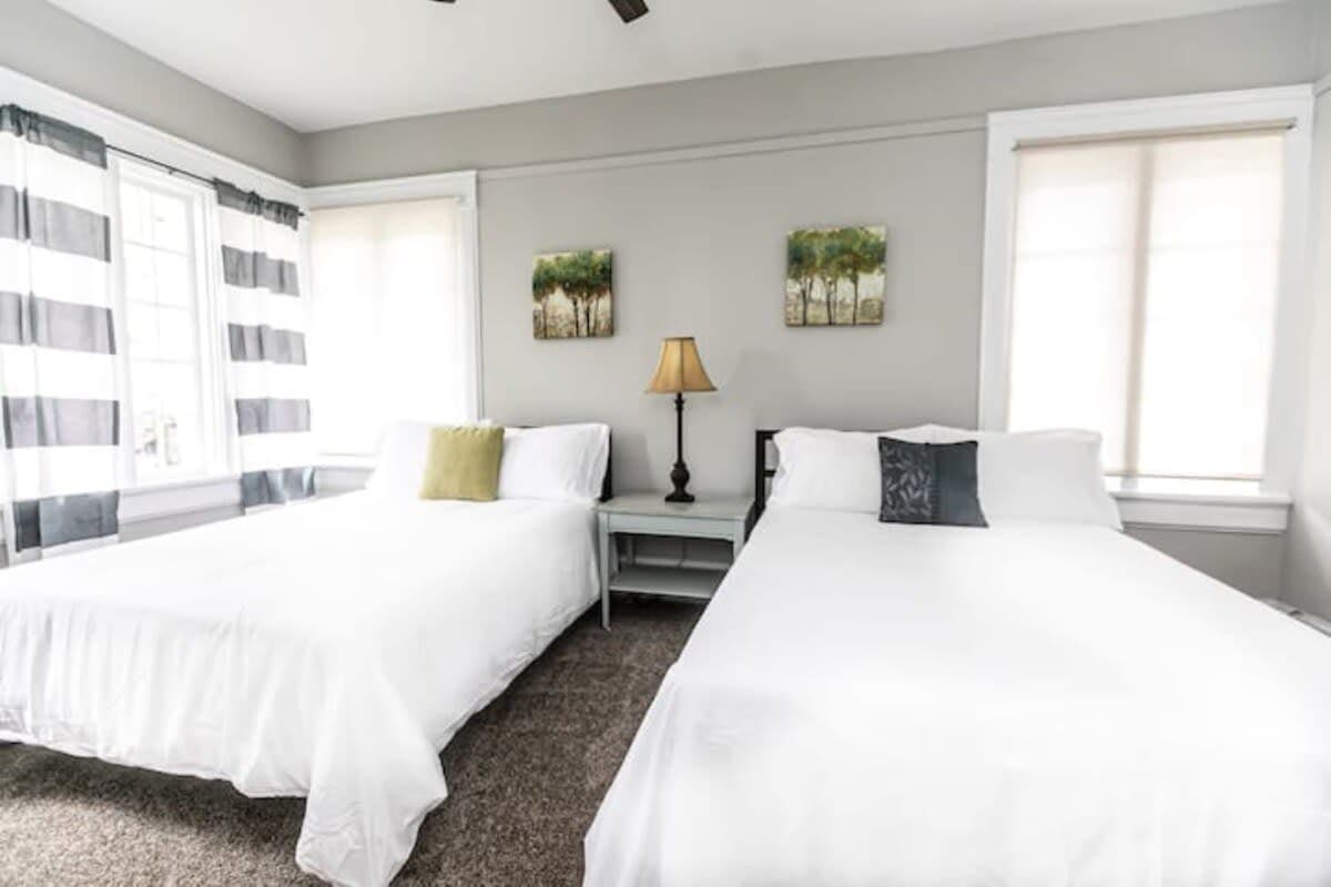 29th Street Trendy Lakeview Craftsman 8