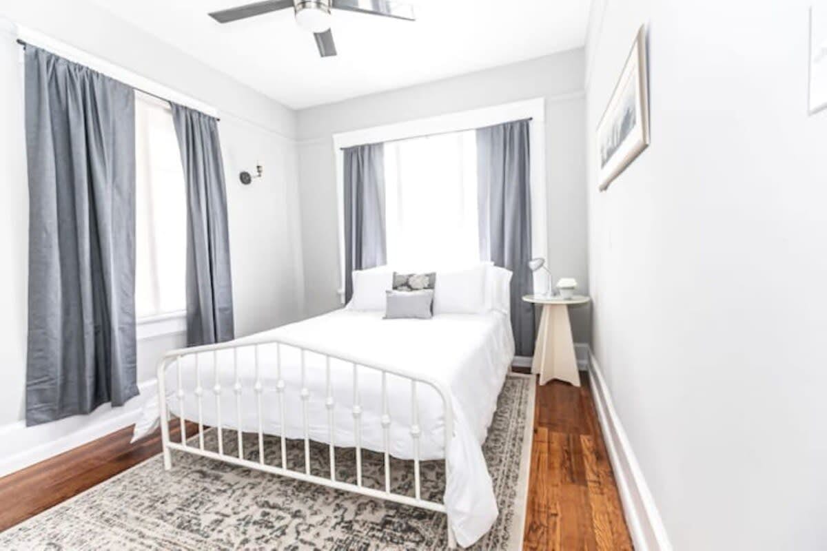 29th Street Trendy Lakeview Craftsman 8