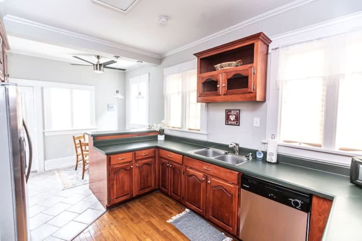 29th Street Trendy Lakeview Craftsman 8