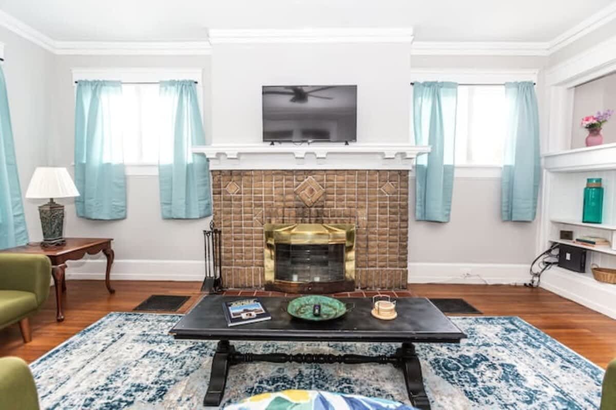 29th Street Trendy Lakeview Craftsman 8