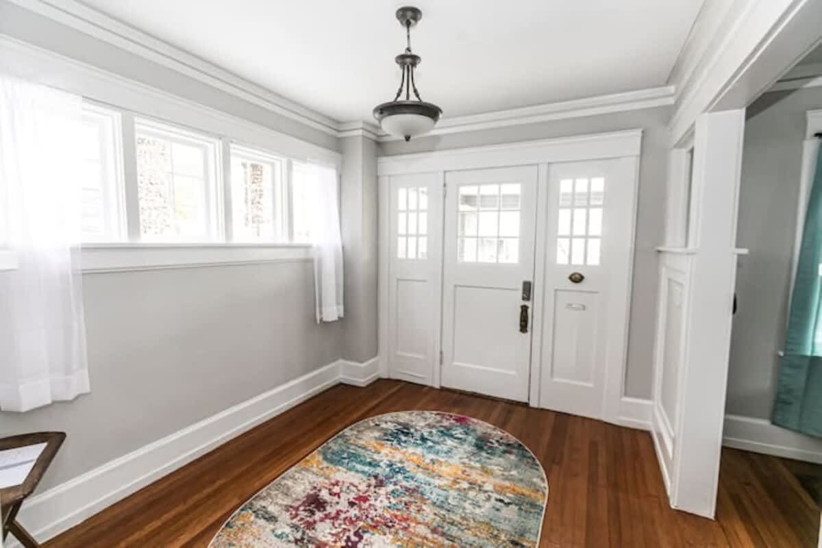 29th Street Trendy Lakeview Craftsman 8