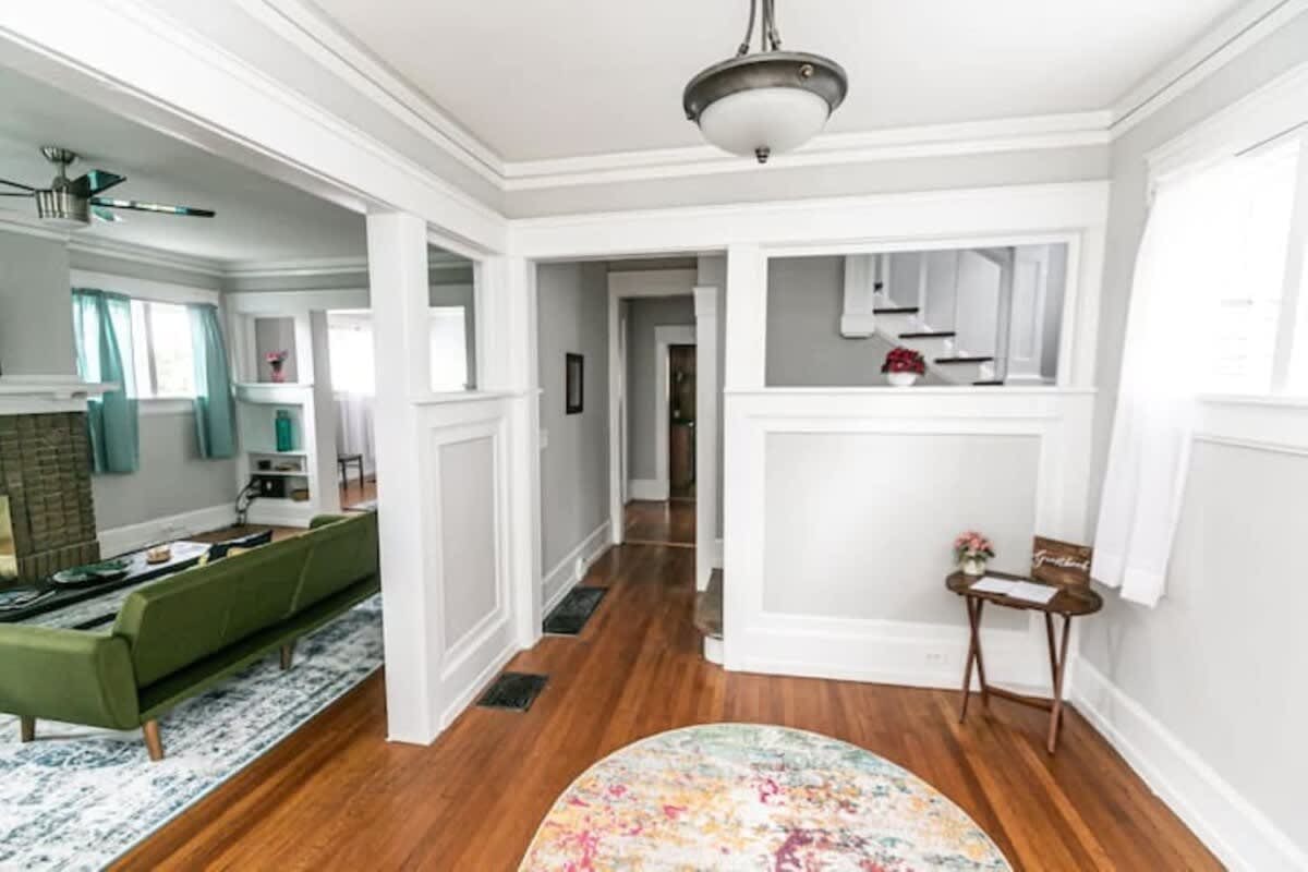 29th Street Trendy Lakeview Craftsman 8