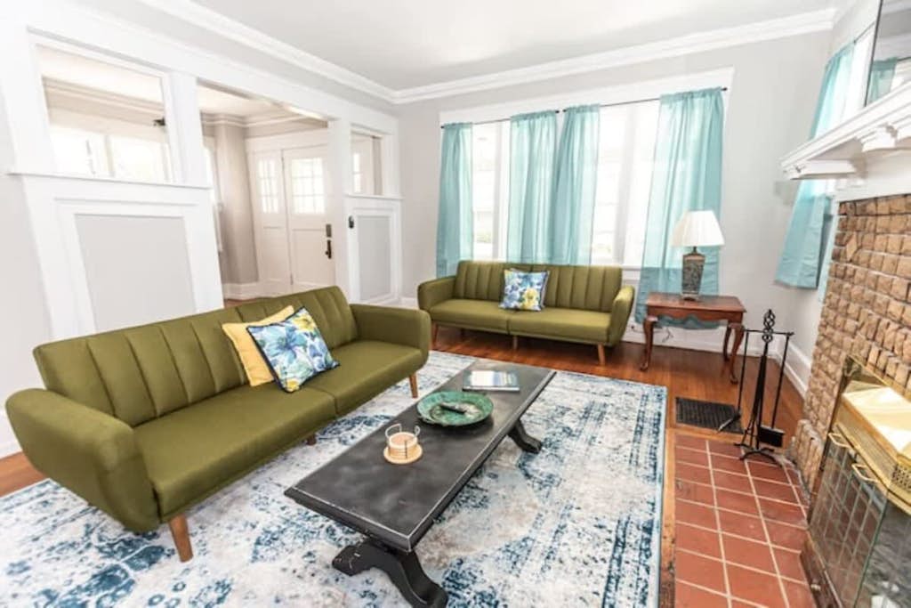 Walk to Restaurants - Trendy Lakeview Craftsman
