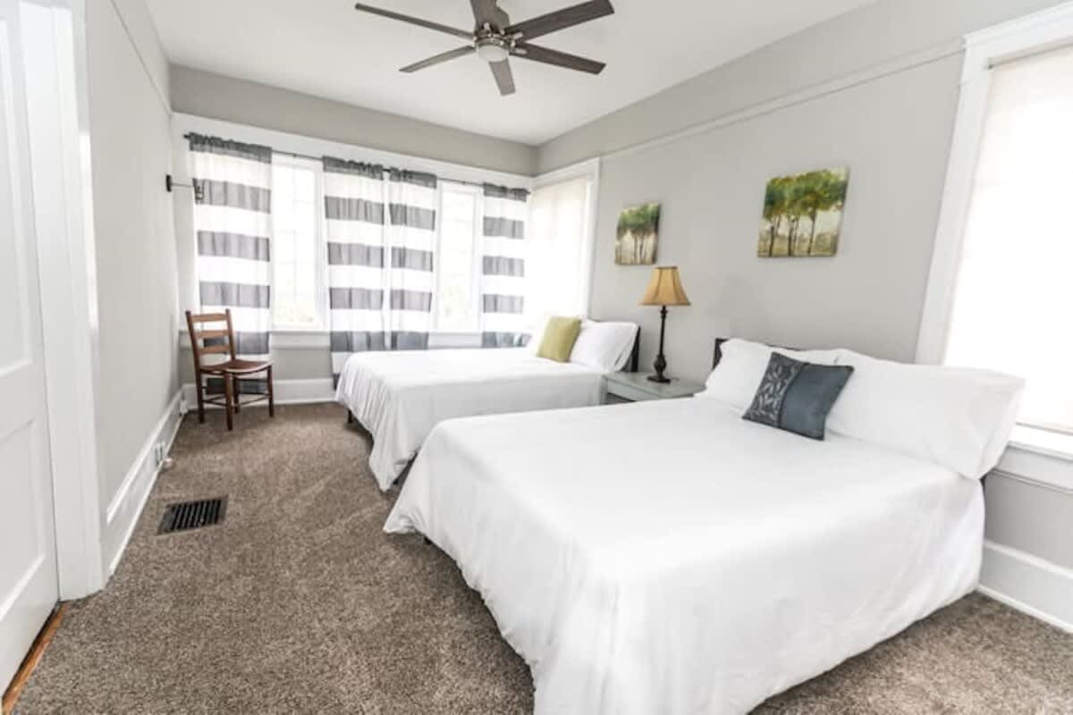 29th Street Trendy Lakeview Craftsman 8