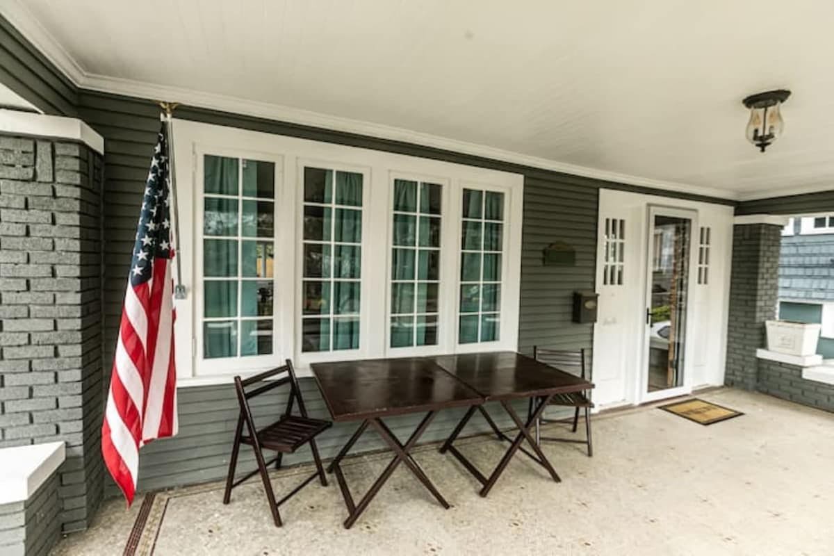 29th Street Trendy Lakeview Craftsman 8