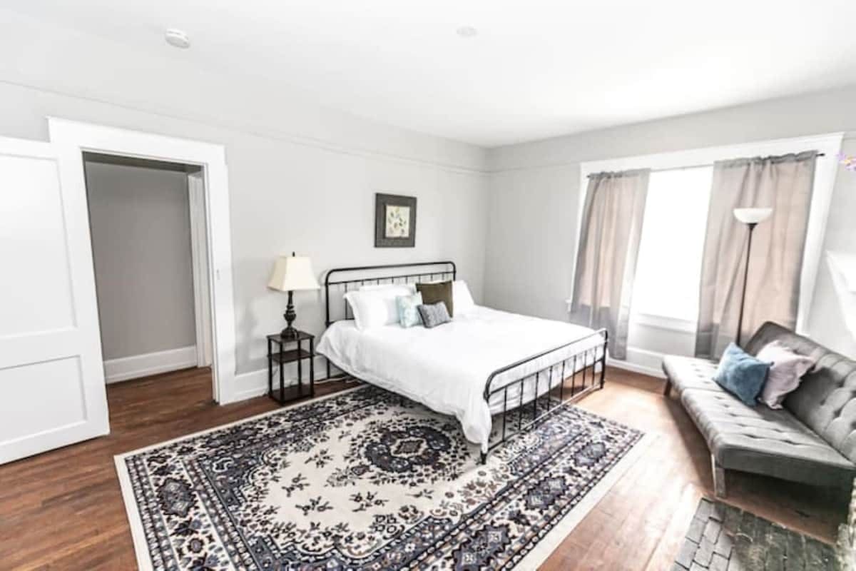 29th Street Trendy Lakeview Craftsman 8