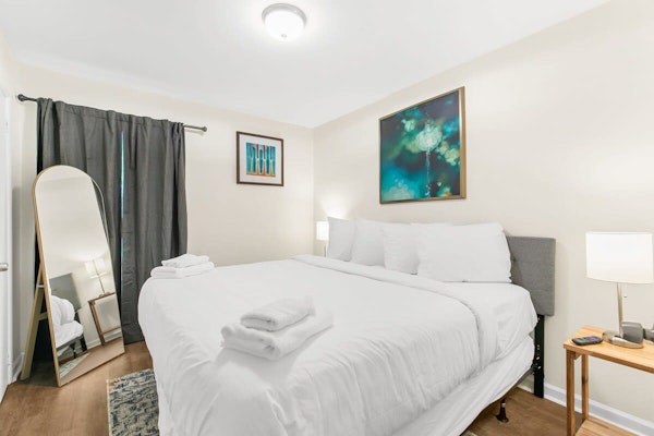 Uptown Apartment, Near Parks! The Bricks Unit 3