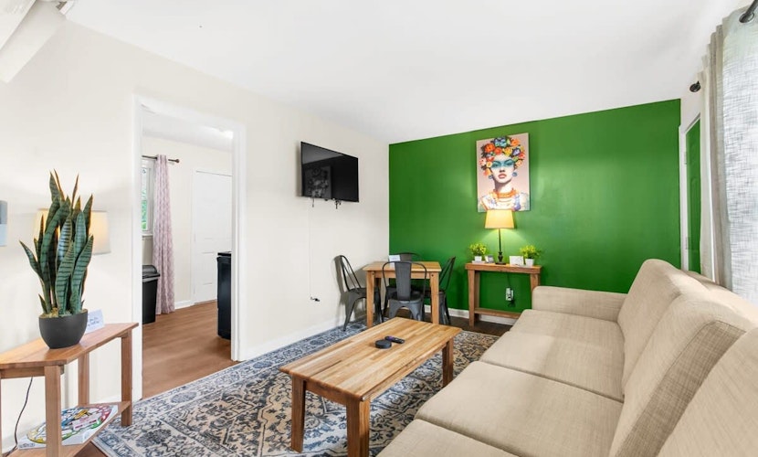 Uptown Apartment, Near Parks! The Bricks Unit 4