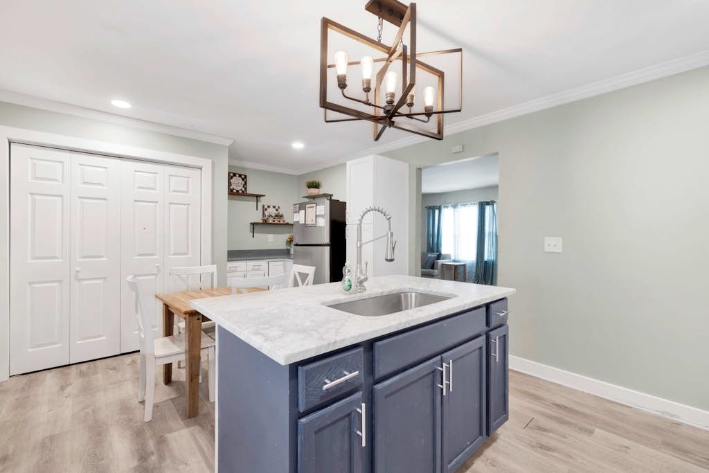 Updated Kitchen, Near Downtown - Cozy on 86th