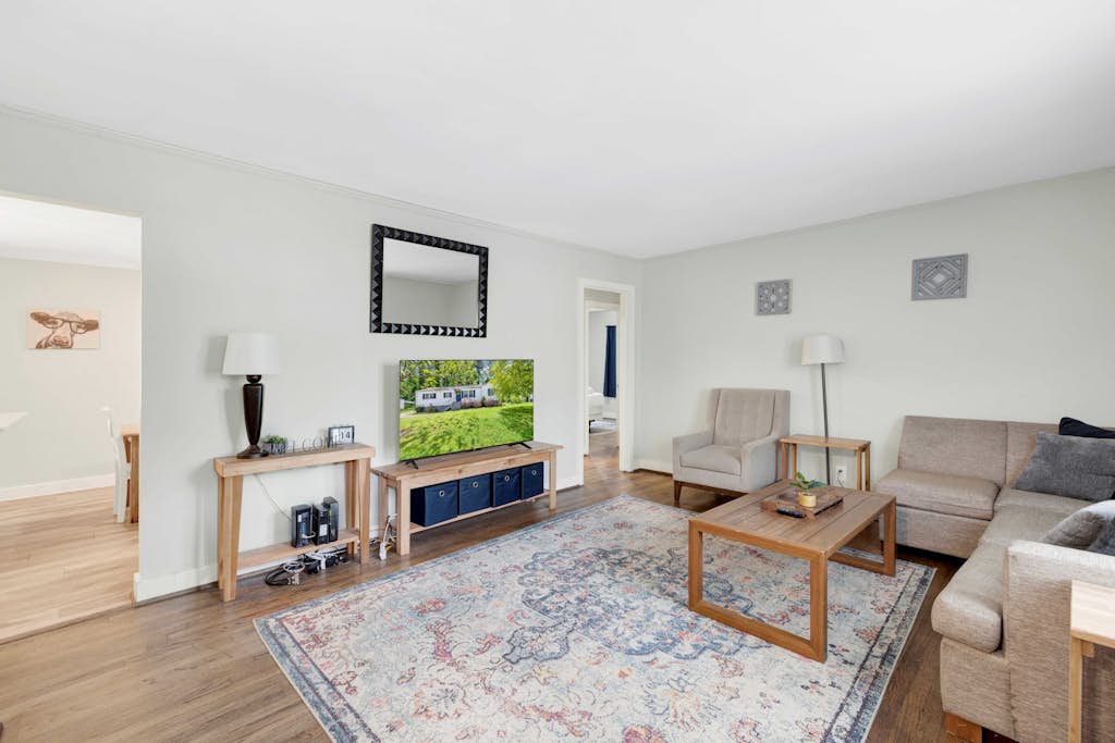 Updated Kitchen, Near Downtown - Cozy on 86th