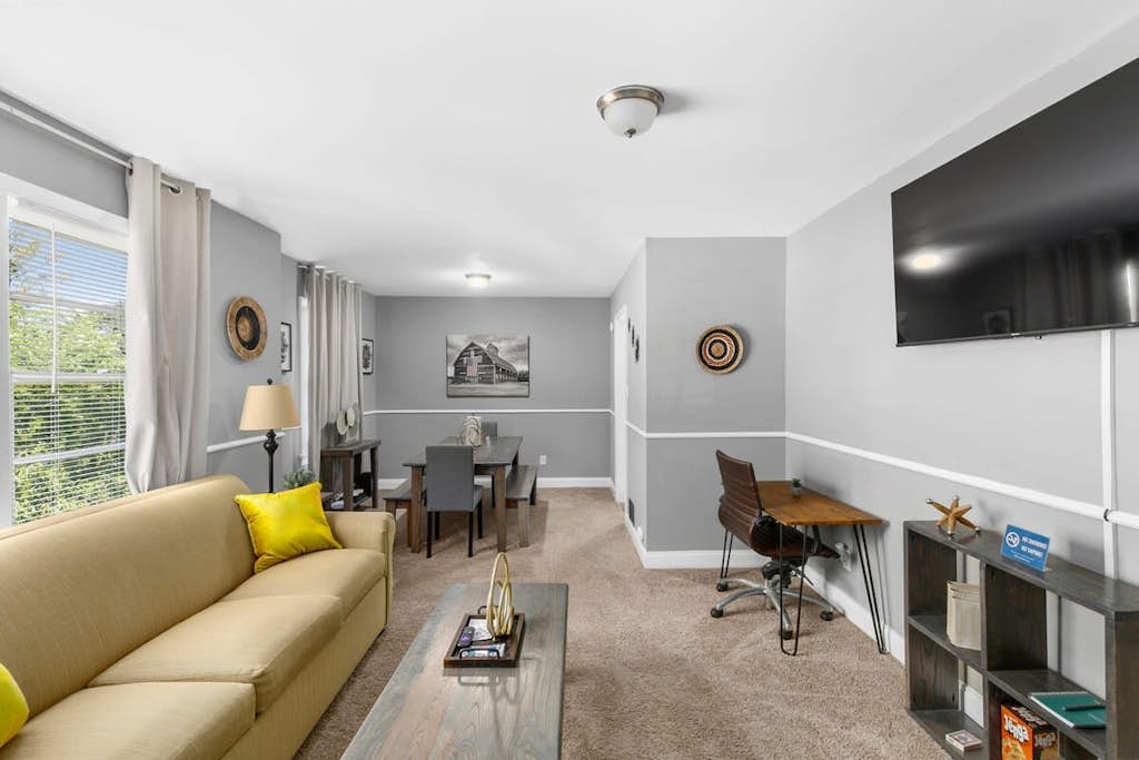 Near Hospital & Dining- Beds on Broadmoor - Unit A