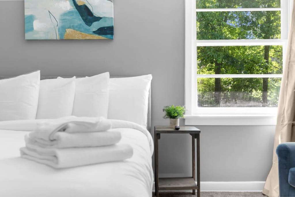 Near Hospital & Dining- Beds on Broadmoor - Unit A