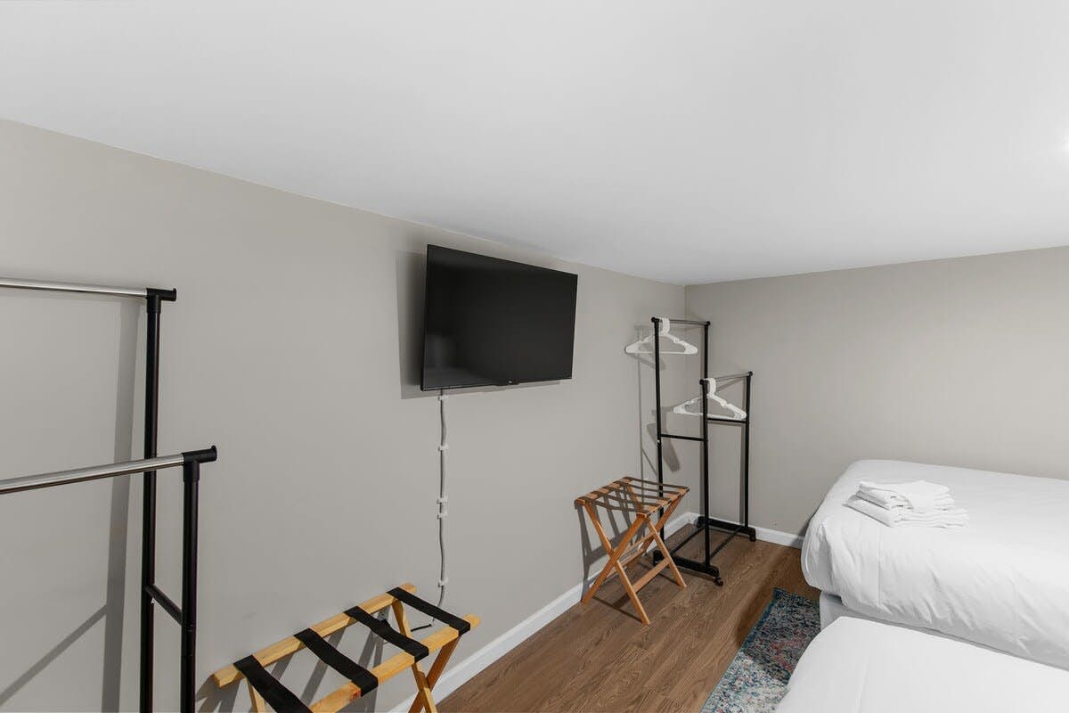 Broadmoor Bungalow - Unit B