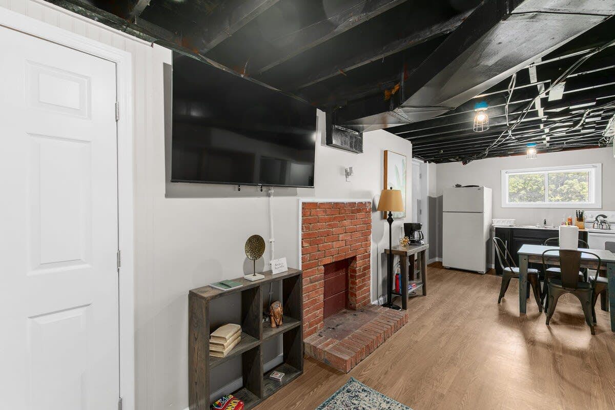 Broadmoor Bungalow - Unit B