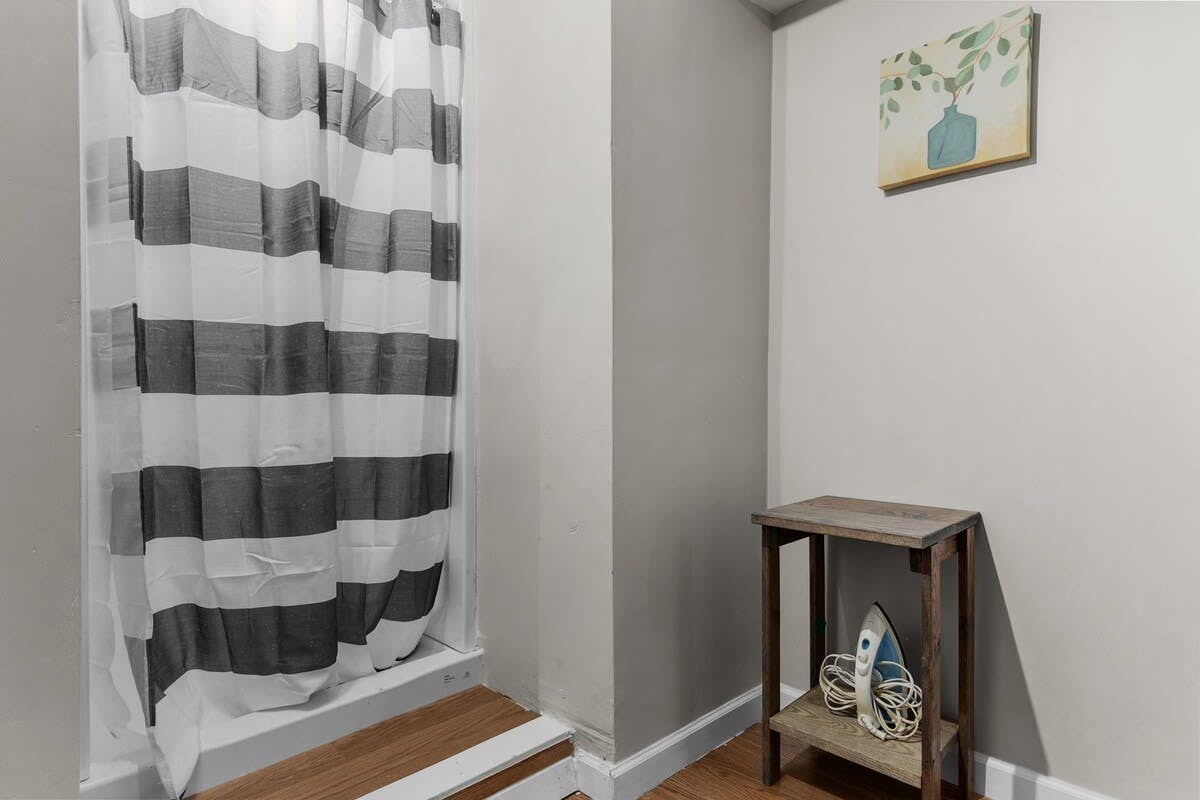 Broadmoor Bungalow - Unit B