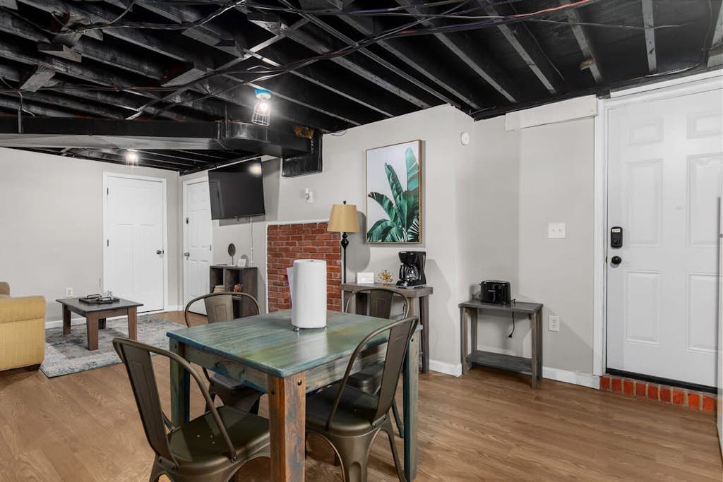 Near Hospital & Dining- Beds on Broadmoor - Unit B
