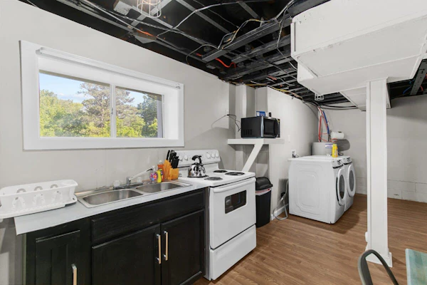 Near Hospital & Dining- Beds on Broadmoor - Unit B