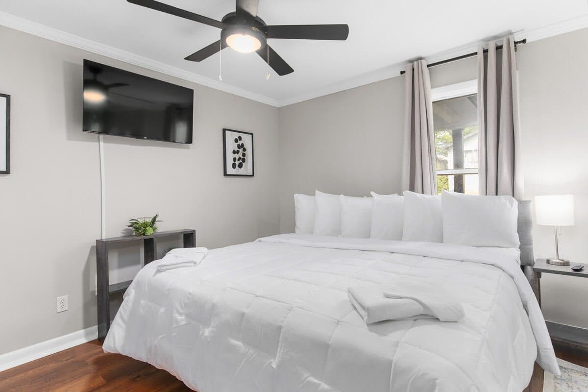 21st Street Evergreen Charm