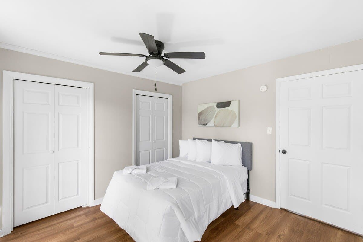 21st Street Evergreen Charm